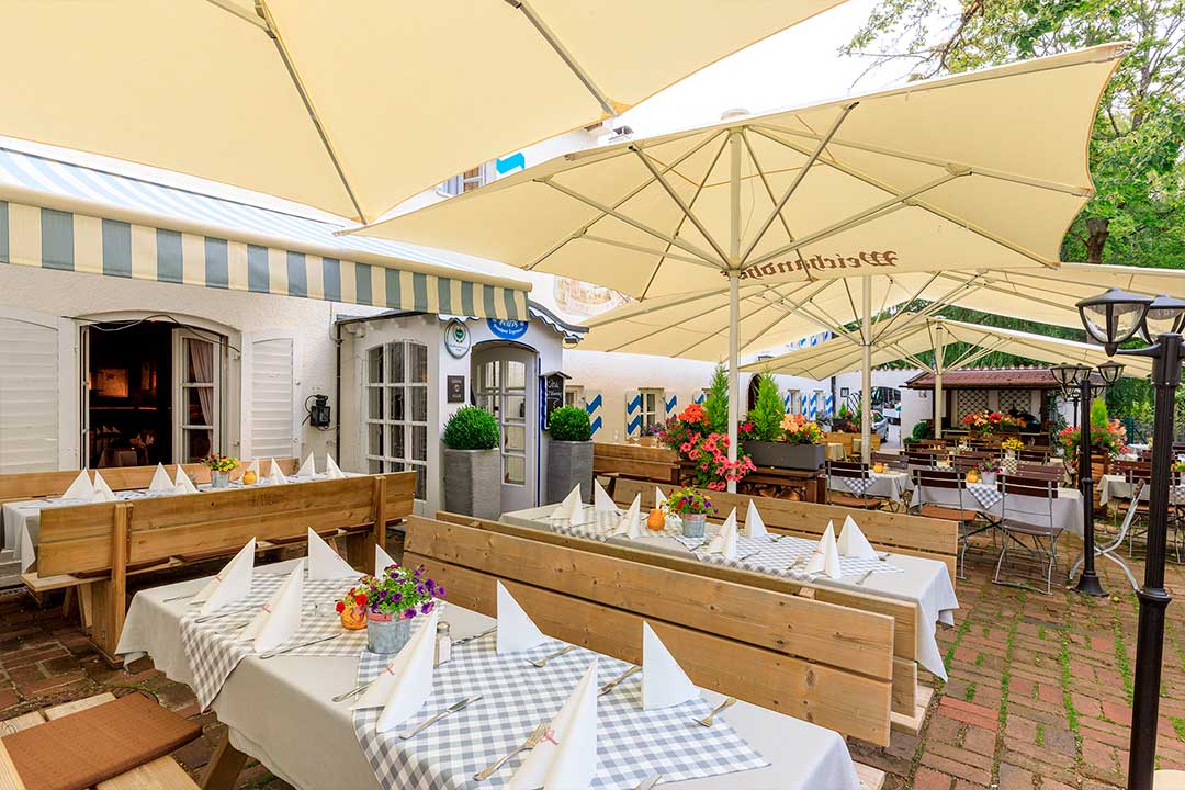 Gedeckter Tisch für Veranstaltung im Biergarten Weichandhof