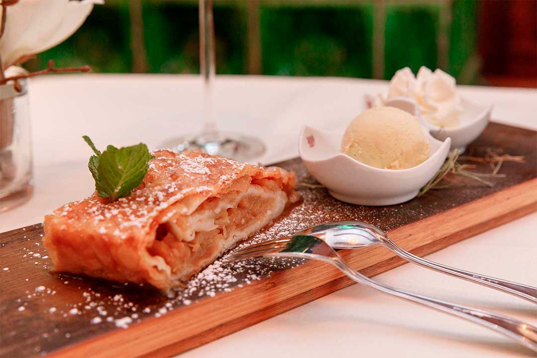Marias Apfelstrudel seit 1975 - mit Schlagrahm und cremigem Vanilleeis
