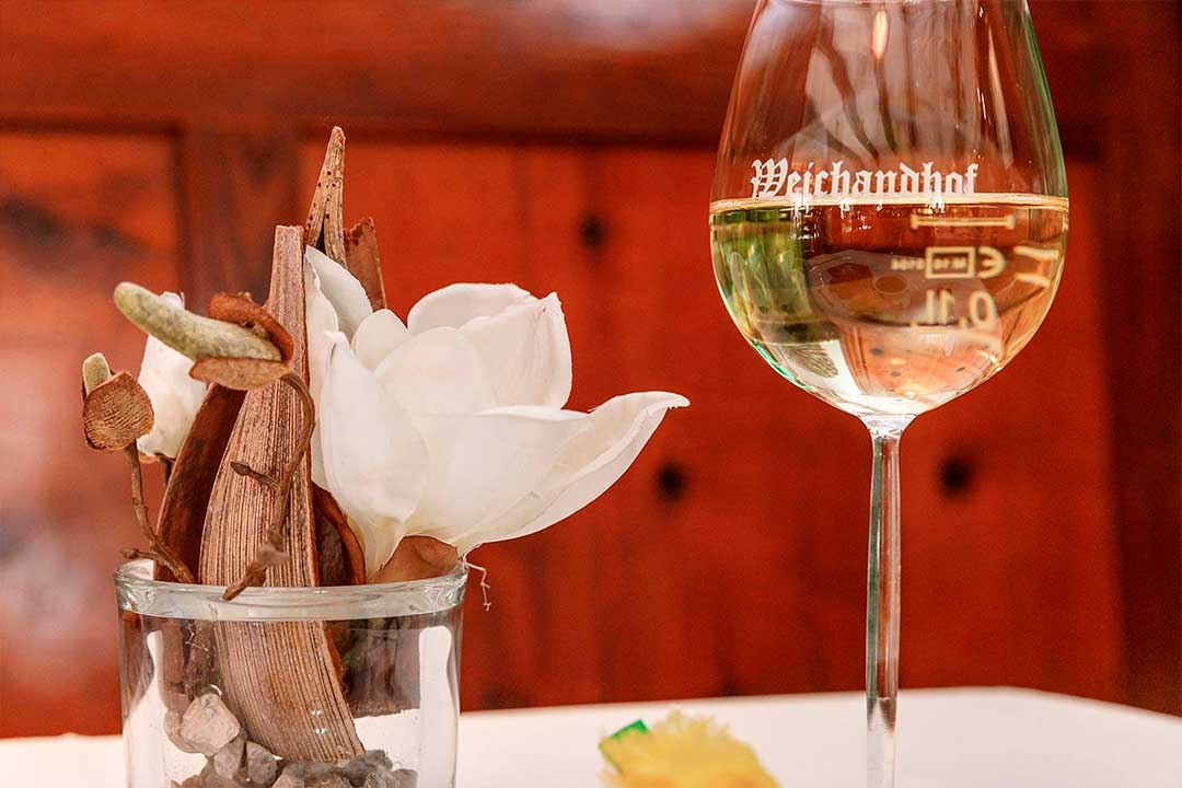 Close-Up Glas Weißwein mit winterlicher Tischdeko