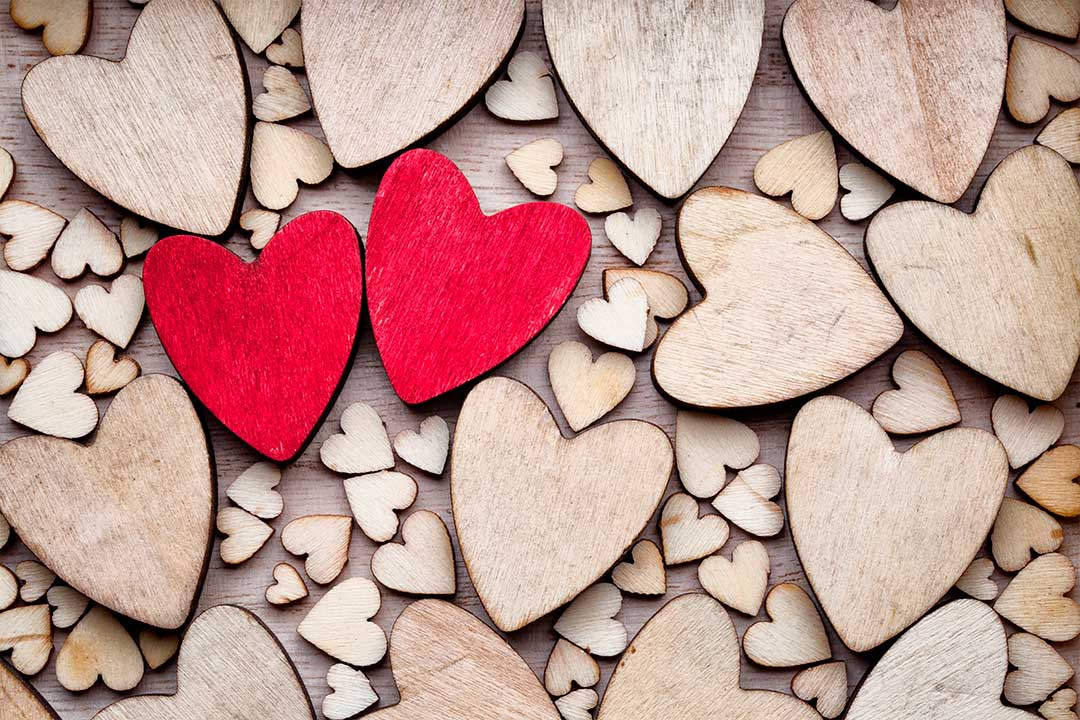Hochzeit - gestanzte Holzherzen, 2 Stück rot bemalt